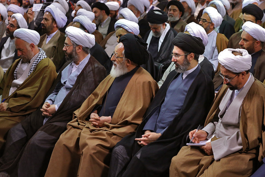 Porno kirgizilgan top bilan Dik bor