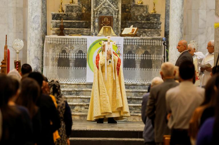 A priest leads an Easter mass at the Grand Immaculate Church in Al-Hamdaniya, Iraq, April 9, 2023 - source: Reuters