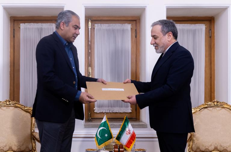 Photo of Iranian and Pakistani officials announcing a new memorandum of understanding to end the U.S.-Iran war.