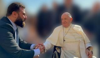 Cringe edited picture of Rayan al-Kildani and the unsuspecting Pope