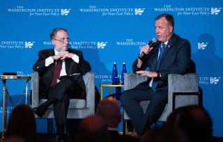 Institute Executive Director Rob Satloff speaks with Scholar-Statesman Award honoree Gen. (ret.) Michael "Erik" Kurilla in November 2025