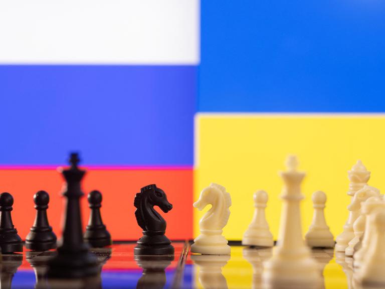 Illustration of chess pieces and the Russian and Ukrainian flags - source: Reuters