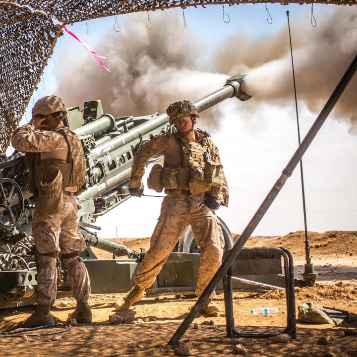 US Army soldiers fire artillery in Syria