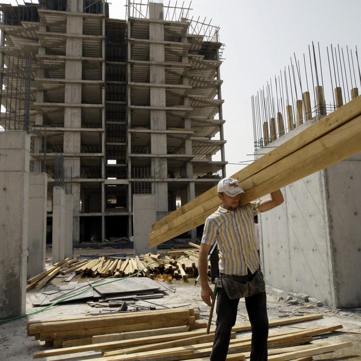 Photo of a worker at a construction site in Iraqi Kurdistan.