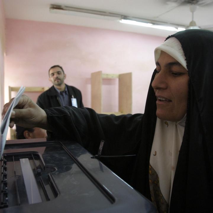 Iraqi voters cast ballots