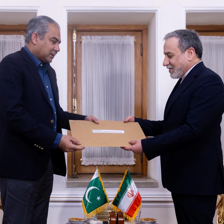 Photo of Iranian and Pakistani officials announcing a new memorandum of understanding to end the U.S.-Iran war.
