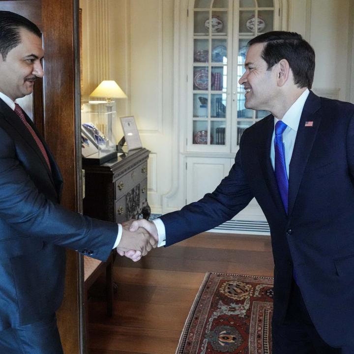 Photo of Marco Rubio shaking hands with Sadaam Haftar.