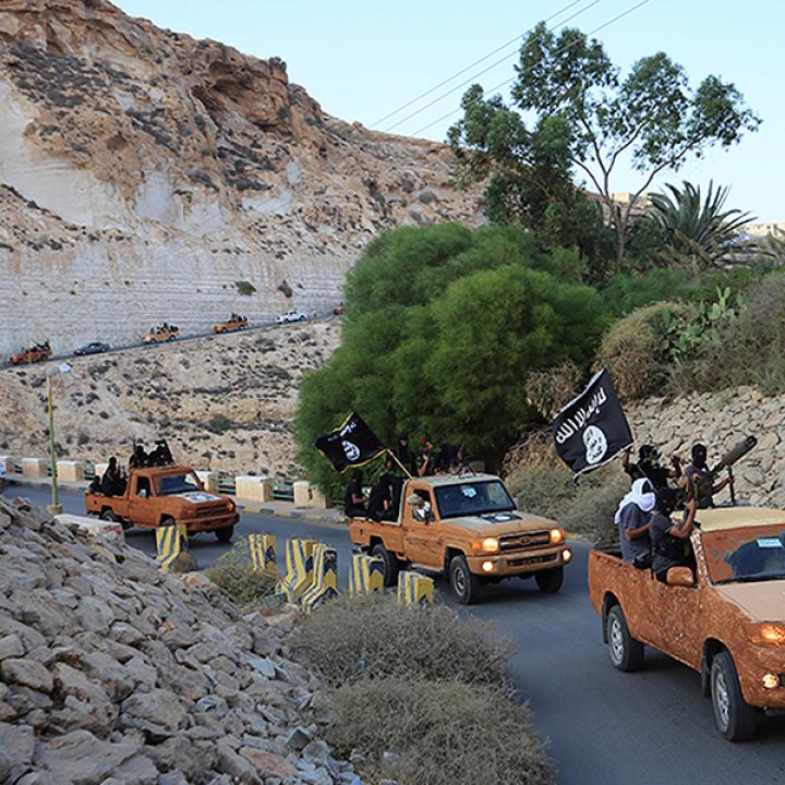 أحد حوالي الغرب طول يبلغ من الشرق إلى جبل ما هي