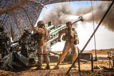US Army soldiers fire artillery in Syria