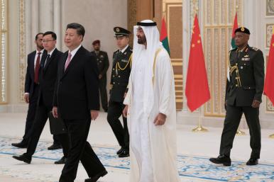 Photo of Chinese and Emirati leaders walking.