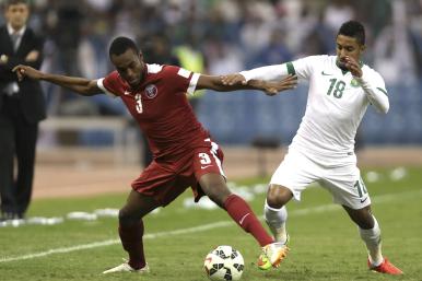 Qatari and Saudi soccer players in the 2014 Gulf Cup final game - source: Reuters