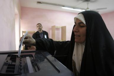 Iraqi voters cast ballots