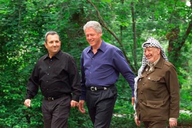 Photo of Ehud Barak, Bill Clinton, and Yasser Arafat at Camp David, July 2000.