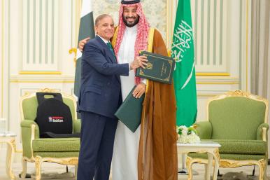 Saudi Crown Prince Mohammed bin Salman and Pakistan Prime Minister Shehbaz Sharif embrace each other on the day they sign a defence agreement, in Riyadh, Saudi Arabia, September 17, 2025 - source: Reuters