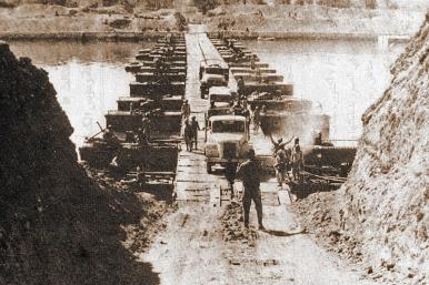 Egyptian troops cross a makeshift bridge over the Suez Canal in 1956 - source: Wikimedia Commons