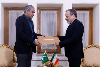 Photo of Iranian and Pakistani officials announcing a new memorandum of understanding to end the U.S.-Iran war.