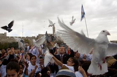 Israeli and Palestinian children join the mayor of Jerusalem to release doves.