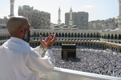 Muslim man praying at al-Aqsa Mosque in Mecca, Saudi Arabia.