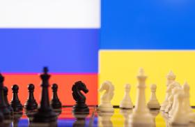 Illustration of chess pieces and the Russian and Ukrainian flags - source: Reuters