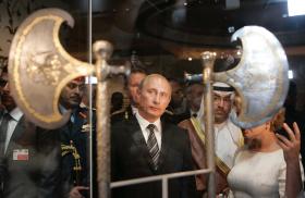 Russian President Vladimi Putin tours an exhibit of Tsarist weapons on display in the UAE in 2007 - source: Reuteurs