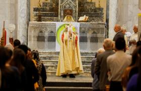 A priest leads an Easter mass at the Grand Immaculate Church in Al-Hamdaniya, Iraq, April 9, 2023 - source: Reuters