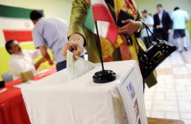 A woman casts her ballot in the 2009 Iranian election - source: Reuters