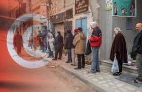 People waiting to buy bread in Tunis, 2024.