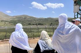Syrian Druze women look across the Golan border into Israel - source: Reuters
