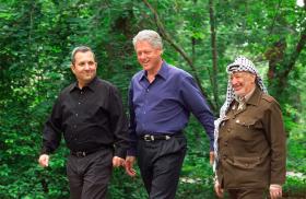 Photo of Ehud Barak, Bill Clinton, and Yasser Arafat at Camp David, July 2000.