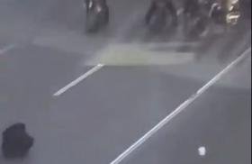 An Iranian protester stops security forces on a street in Tehran - source: X.com