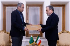 Photo of Iranian and Pakistani officials announcing a new memorandum of understanding to end the U.S.-Iran war.