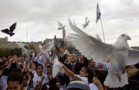 Israeli and Palestinian children join the mayor of Jerusalem to release doves.