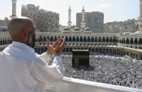 Muslim man praying at al-Aqsa Mosque in Mecca, Saudi Arabia.